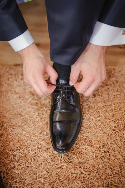 Groom black elegant shoes. Wedding detail. Close up. — Stock Photo, Image