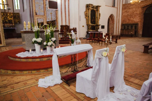Kerk heiligdom voor een huwelijksceremonie. Lege stoelen voor bruid en bruidegom. — Stockfoto
