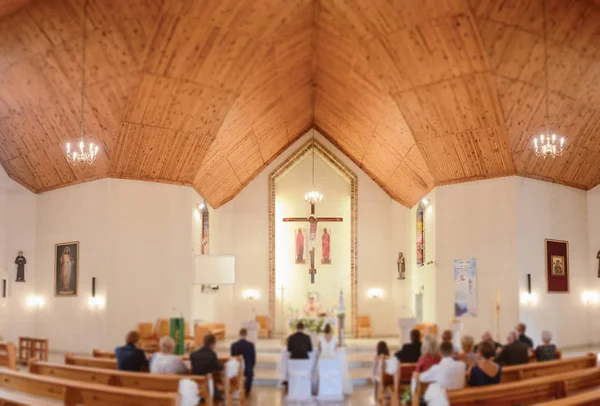 Noiva e noivo no casamento da igreja durante a cerimônia. Belo dec — Fotografia de Stock