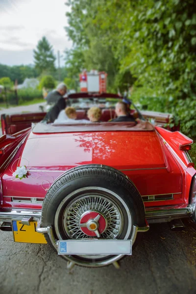 Luxusní svatební auto zdobené krásnými květinami. Nevěsty a — Stock fotografie