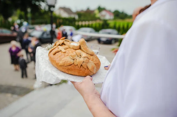 Traditionele Poolse begroeting van de bruid en bruidegom door de ouders met brood en zout. Wodka ook in glazen — Stockfoto