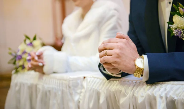 Noiva e noivo no casamento da igreja durante a cerimônia. Belo dec — Fotografia de Stock