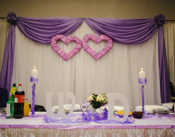 Mesa de boda bellamente decorada y otros detalles en la boda — Foto de Stock