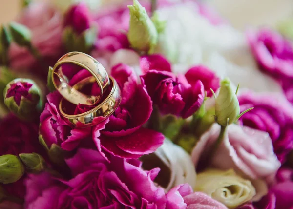 美しい2つの黄金の結婚指輪。最高品質の仲間で作られた — ストック写真