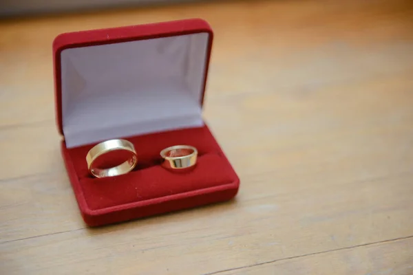 Красивые два золотых обручальных кольца. Изготовлен из высококачественного материала. — стоковое фото