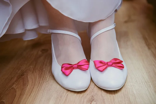 La novia muestra zapatos de boda blancos. Detalle de boda. De cerca.. —  Fotos de Stock