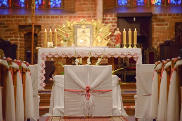 Santuário da igreja antes de uma cerimônia de casamento. Cadeiras vazias para noiva e noivo. — Fotografia de Stock