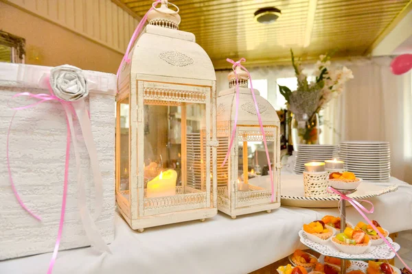 Heerlijke snoepjes op het snoepbuffet. Bruiloft bakken op dienbladen — Stockfoto