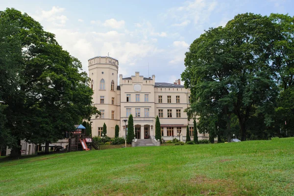 Palácio histórico renascentista na Polônia, rodeado por belas — Fotografia de Stock