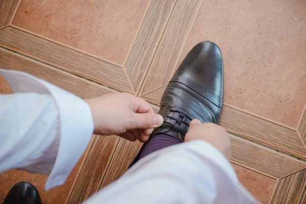 Brudgummen svarta eleganta skor. Bröllopsdetaljer. Närbild. — Stockfoto