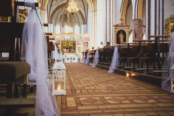 Kerk heiligdom voor een huwelijksceremonie. Lege stoelen voor bruid en bruidegom. — Stockfoto