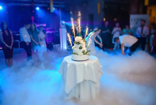 Finom esküvői torta a partin. Füst- és tűzhatások. — Stock Fotó