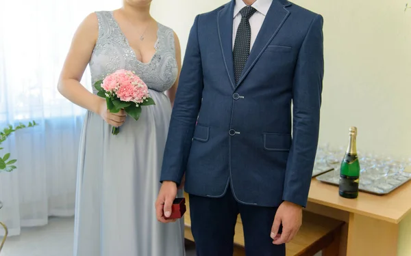 Nevěsta a ženich na církevní svatbě během obřadu. Krásné ujímání — Stock fotografie