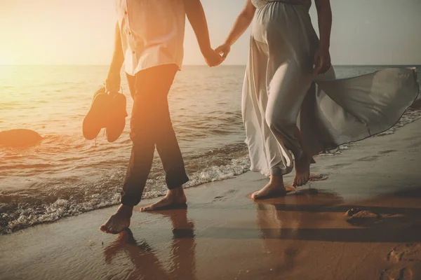Nevěsta a ženich na focení v přírodě. Pláž Baltského moře — Stock fotografie