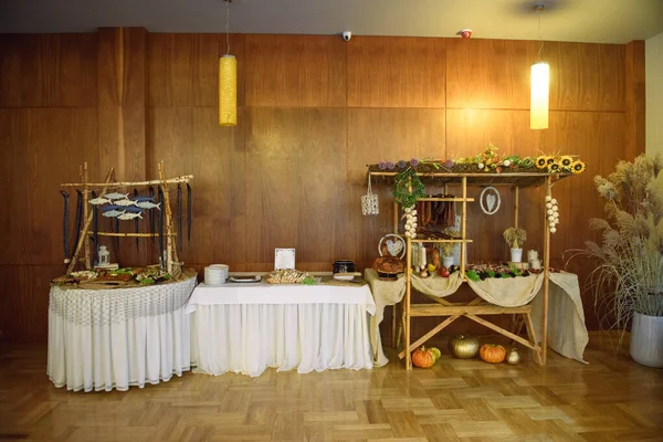 Традиційний польський сільський стіл з їжею на весіллі Стокове Фото
