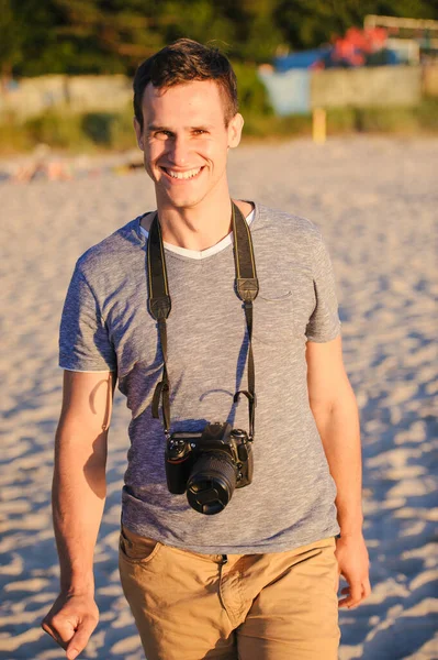 Silueta de joven fotógrafo en la playa —  Fotos de Stock