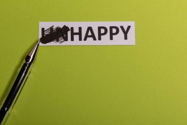 Kart zeka mesajı mutsuz, 'un' sözcüğünü kesip 'mutlu' yazmış. Uzayı kopyala Limonlu arka plan. Stüdyo çekimi