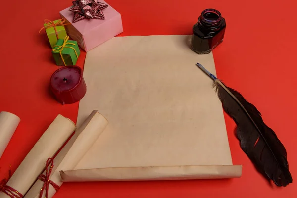 Пустое письмо для Санта Клауса. Принято. Красный фон. — стоковое фото