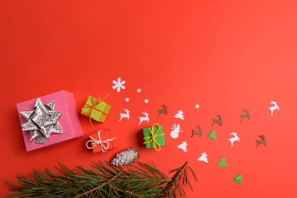Рождественский или новогодний фон, простая композиция из рождественских украшений и еловых ветвей, плоский узор, пустое место для поздравительного текста — стоковое фото