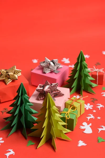 Boże Narodzenie lub Nowy Rok tło, gładka kompozycja wykonana z dekoracji świątecznych i gałązek jodły, płaskie leżaki, puste miejsce na tekst powitalny — Zdjęcie stockowe