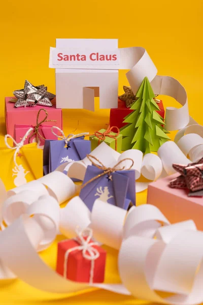 Larga carta ampliada retorcida para Santa Claus. Copiar espacio. fondo amarillo. —  Fotos de Stock