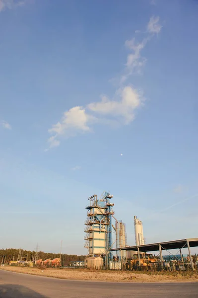 Сучасна промислова будівля над блакитним небом — стокове фото
