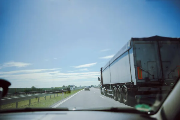 Κυκλοφορίας στον αυτοκινητόδρομο με αυτοκίνητα και τα φορτηγά προσπέρασμα — Φωτογραφία Αρχείου
