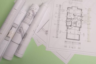 Beyaz aile kağıt evi, yığınla para, ev projeleri planı ve nane arkaplan kağıdının planları. Minimalist ve basit bir kavram, tarz. Dikey yönelim.