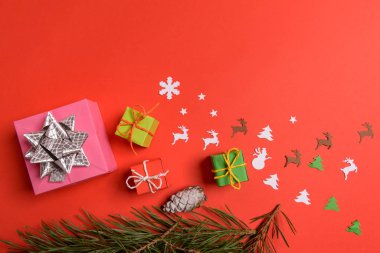 Noel ya da Yeni Yıl arkaplanı, Noel süslemeleri ve köknar dallarından yapılmış sade kompozisyon, düzlük, karşılama metni için boş alan