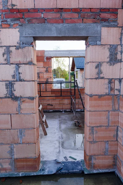 Interieur van een onafgewerkte Red Brick House Muren in aanbouw zonder dak — Stockfoto