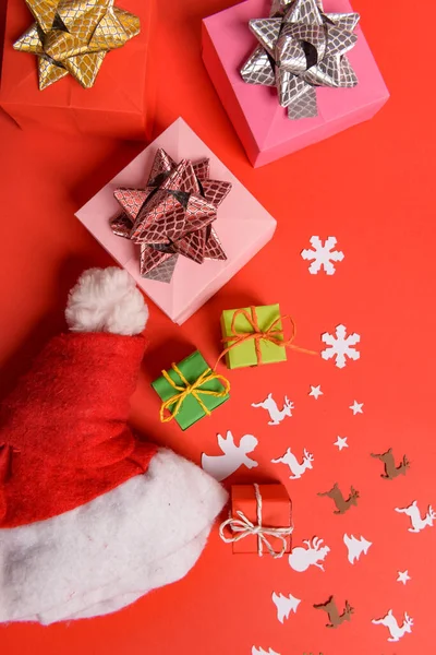 Fondo de Navidad o Año Nuevo, composición simple hecha de decoraciones de Navidad y ramas de abeto, disposición plana, espacio en blanco para un texto de saludo —  Fotos de Stock