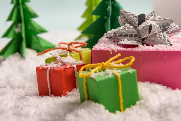 Cadeaux de Noël joliment décorés avec des arcs et des plumes. vue d'en haut . — Photo