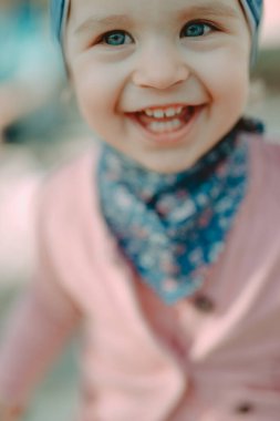 Sevimli kız güzel bir sonbahar gününde eğleniyor. Otantik resim