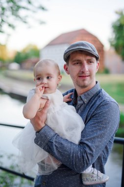 Sevgi dolu bir aile. Baba ve kızı dışarıda oynayıp sarılıyorlar. Otantik yaşam tarzı. Babalar Günü kavramı