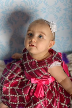 Sevimli bir kızın portresi. Çocukluk. Otantik resim.