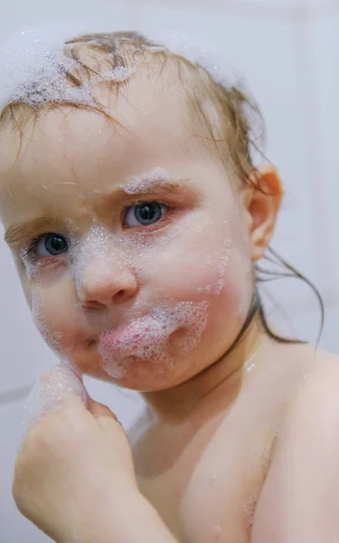 Adorável bebê banho menino com sabão suds no cabelo — Fotografia de Stock