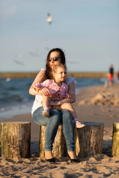 Mãe e filhinha se divertindo na praia. Imagem de estilo de vida autêntico — Fotografia de Stock