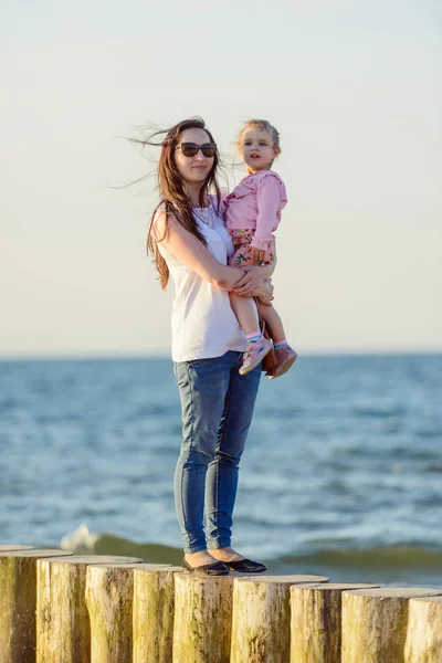 Mãe e filhinha se divertindo na praia. Autêntico — Fotografia de Stock