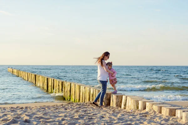 엄마와 딸 이 해변에서 재미를 보고 있습니다. 진정 한 리 — 스톡 사진