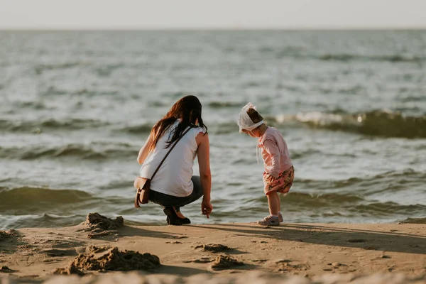 엄마와 딸 이 해변에서 재미를 보고 있습니다. 진정 한 리 — 스톡 사진
