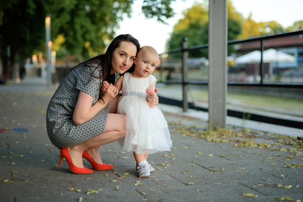 Madre e figlia felici nel parco. Scena di bellezza natura con stile di vita familiare all'aperto. Famiglia felice che riposa insieme sull'erba verde, autentica immagine di stile di vita . — Foto Stock