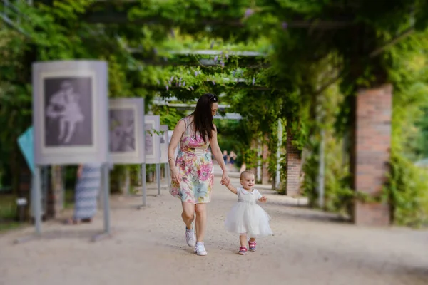 Mãe e filha felizes no parque. Beleza natureza cena com — Fotografia de Stock