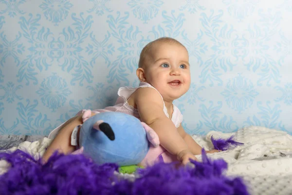 Retrato de una niña adorable. Infancia. Imagen auténtica . —  Fotos de Stock