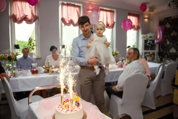 部屋でバースデーケーキを食べる女の赤ちゃん1歳。誕生日パーティー小児 — ストック写真