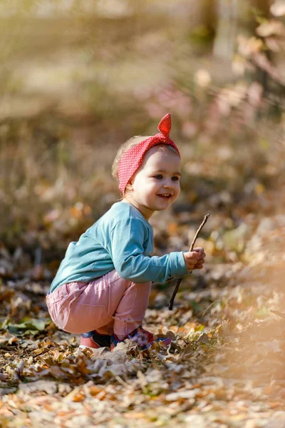 Imádnivaló lány, aki jól érzi magát egy gyönyörű őszi napon. Hiteles kép — Stock Fotó