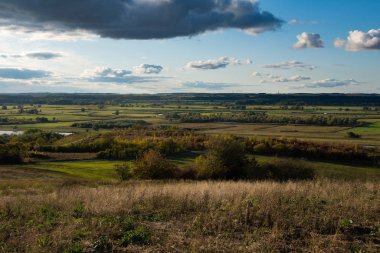 Aşk Vadisi, Polonya 'da mavi gökyüzünün altındaki yeşil tepeler..