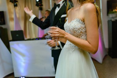 Gelin ve damadın ilk kadeh kaldırışı bir bardak şampanyayla.