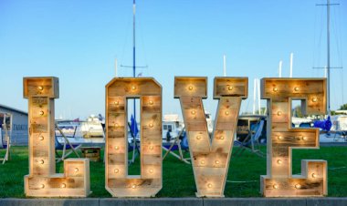 Bir düğün resepsiyonunda büyük harflerle aydınlatılmış aşk işareti