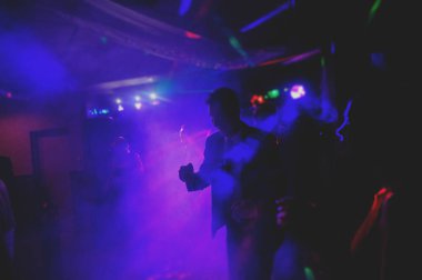 Gelin ve damat düğün günlerinde ilk dansı yapıyorlar. Gu!