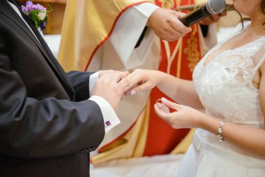 Gelin ve damat düğün sırasında parmaklarına alyans taktılar.